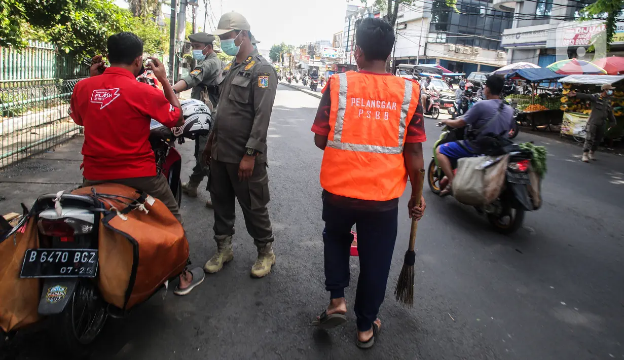 Petugas melakukan Razia Protokol Kesehatan di Kebayoran Lama, Jakarta, Selasa (19/10/2021). Razia PPKM Level 3 kerap dilakukan di beberapa wilayah Ibu Kota demi memutus rantai penyebaran covid-19, dengan sanksi denda Rp 100.000 dan sanksi sosial seperti menyapu jalan. (Liputan6.com/Johan Tallo)