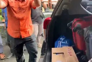 Penyidik KPK menyita barang bukti tambahan dari Kantor Bupati Pati. (Liputan6.com/ Arief Pramono)