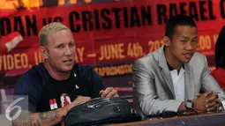 Pelatih Daud Jordan, Craig Crishtian (kiri) memberikan keterangan jelang gelaran Battle In Uruguay, Jakarta, Kamis (31/3/2016). Laga ini juga bagian penghormatan kepada mantan Presiden WBA, Gilberto Mendoza. (Liputan6.com/Helmi Fithriansyah)