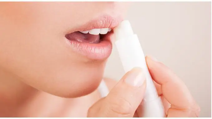 Cara melembapkan bibir tanpa lip balm/copyright Shutterstock.com