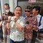 Ekspresi mantan Kadiv Hubinter Polri, Irjen Napoleon Bonaparte dengan tangan terborgol usai menjalani sidang putusan sela kasus dugaan penganiayaan terhadap Youtuber M Kece di PN Jaksel, Kamis (12/5/2022). Eksepsi Napoleon ditolak majelis hakim, sehingga sidang kasus penganiayaan ini tetap berlanjut. (Merdeka.com/Bachtiarudin Alam)