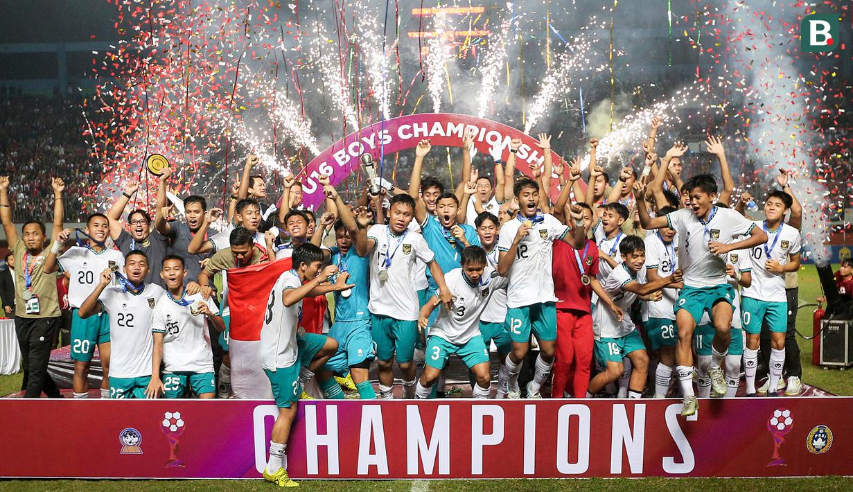 Timnas Indonesia U-16 berhasil meraih trofi juara Piala AFF U-16 usai menag tipis 1-0 atas Timnas Vietnam U-16 di Stadion Maguwoharjo, Sleman. Ini merupakan trofi kedua bagi Timnas Indonesia U-16 di ajang yang sama setelah Piala AFF U-16 2018 yang juga berstatus tuan rumah. (Bola.com/Bagaskara Lazuardi)