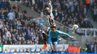 Duel pemain Arsenal, Joe Willock (bawah) dan pemain Newcastle United, Mohamed Diame pada lanjutan Premier League di St James' Park, Newcastle, (15/4/2018). Newcastle menang 2-1. (AFP/ Lindsey Parnaby)