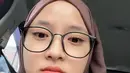 Potret Nissa Sabyan pamer tahi lalat ini justru sukses mencuri perhatian para penggemarnya. Netizen membanjiri pujian potret selfie Nissa Sabyan di dalam mobil ini. Nissa Sabyan tak hanya mengunggah satu foto dengan tema tahi lalatnya. (Liputan6.com/IG/@nissa_sabyan)