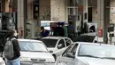 Serangan terhadap Iran menyebarkan ketakutan dan kepanikan di seluruh negeri. Tampak dalam foto, orang-orang mengantre untuk mengisi bensin mobil mereka di sebuah SPBU di Teheran, Iran pada Sabtu 28 Februari 2026. (Atta KENARE/AFP)