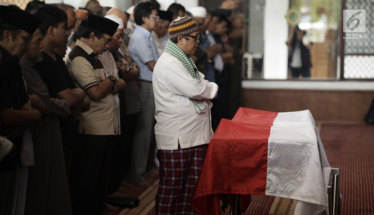 Foto Jenazah Amoroso Katamsi Pemeran Soeharto Dilepas Dengan Upacara Showbiz Liputan6 Com