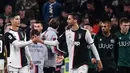 Striker Juventus, Cristiano Ronaldo, merayakan gol yang dicetaknya ke gawang Bologna pada laga Serie A Italia di Stadion Juventus, Turin, Sabtu (19/10). Juventus menang 2-1 atas Bologna. (AFP/Marco Bertorello)