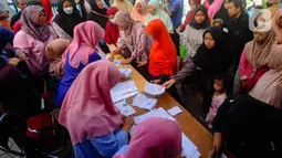 Total beras yang dibagikan adalah sebanyak 640 ribu ton dan ditujukan pada 21,3 juta KPM di 38 Provinsi. (merdeka.com/Arie Basuki)