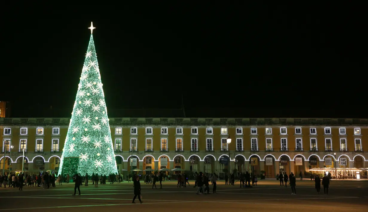Dekorasi Natal dan Tahun Baru terlihat pada masa pandemi COVID-19 di Kota Lisbon, Portugal, 17 Desember 2020. Jumlah kasus COVID-19 di Portugal per minggu menurun tetapi tidak secepat sebelumnya. (Xinhua/Pedro Fiuza)