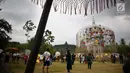 Pengunjung melihat dekorasi payung pada Festival Payung Indonesia 2018 di Taman Lumbini, Komplek Candi Borobudur, Magelang, Jumat (7/9). Festival yang digelar sejak 2014 ini bertujuan melestarikan payung tradisional yang mulai punah. (Liputan6.com/Gholib)