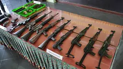 Berbagai jenis senjata bekas konflik diperlihatkan di Banda Aceh, Aceh, Rabu (15/5/2019). Senjata laras panjang yang diserahkan terdiri enam pucuk AK berbagai jenis, dua pucuk senjata M-16, dan satu pucuk jenis SS1. (CHAIDEER MAHYUDDIN/AFP)