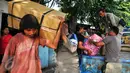 Warga dibantu petugas Satpol PP mulai memindahkan barang-barang setelah Pemprov DKI memberikan SP2 untuk segera mengosongkan dan meninggalkan rumah mereka di kawasan Pasar Ikan, Penjaringan, Jakarta, Rabu (6/4). (Liputan6.com/Yoppy Renato)