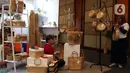 Pedagang kerajinan menunggu pembeli saat pameran UMKM Export BRILian Preneur 2019  di Jakarta Convention Center, Jakarta, Jumat (20/12/2019). UMKM Export BRILian Preneur 2019  berlangsung hingga 22 Desember. (Liputan6.com/Johan Tallo)