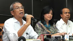 Ketua PP Muhammadiyah, Busyro Muqoddas mengungkapkan hasil autopsi jenazah terduga teroris asal Klaten, Siyono di Jakarta, Senin (11/4). Hasil autopsi juga menunjukkan tak ada tanda perlawanan dari Siyono ke aparat Densus 88. (Liputan6.com/Helmi Affandi)