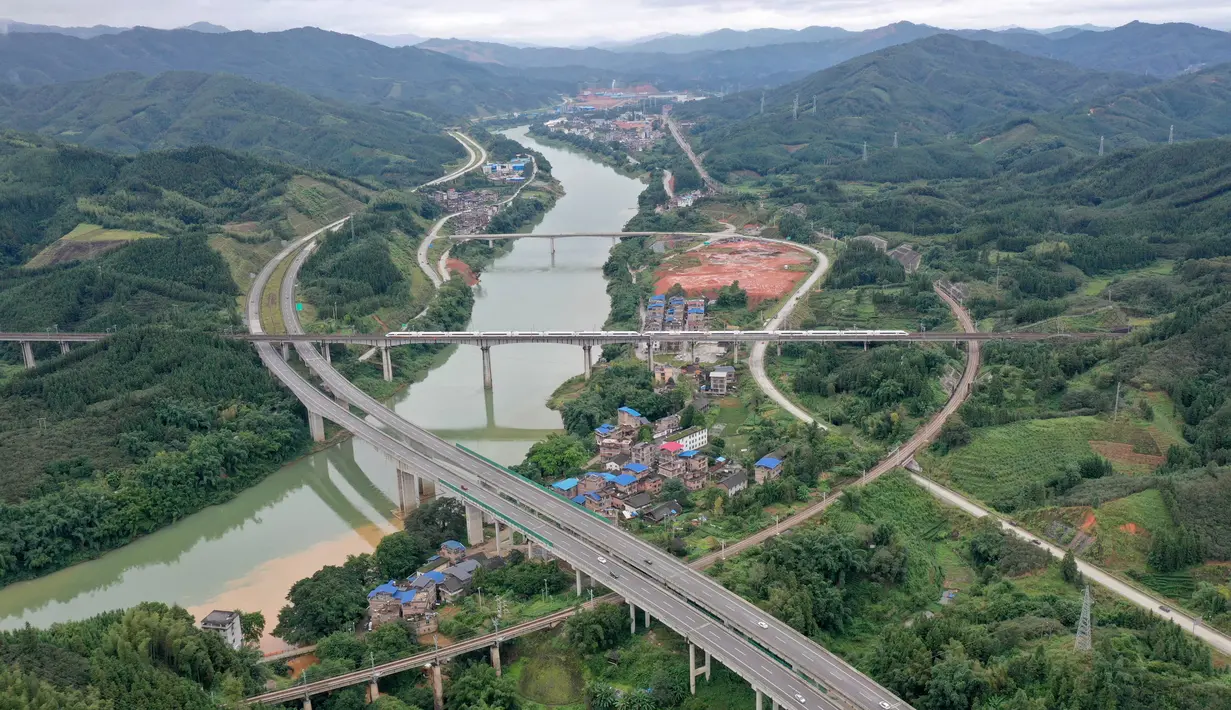 Foto udara kereta melintas di jalur kereta cepat Guiyang-Guangzhou di Wilayah Otonom Etnis Dong Sanjiang di Kota Liuzhou, China 4 Oktober 2020. Sejak jalur kereta cepat Guiyang-Guangzhou beroperasi pada 2014, Sanjiang berupaya untuk meningkatkan perekonomian melalui pariwisata. (Xinhua/Gong Pukang)