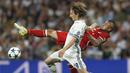 Duel pemain Bayern Munchen, Arturo Vidal (kanan) dan pemain Real Madrid, Luka Modric pada leg kedua perempatfinal Liga Champions di Santiago Bernabeu stadium, Madrid, (18/4/2017). Real Madrid menang 4-2. (AP/Francisco Seco)