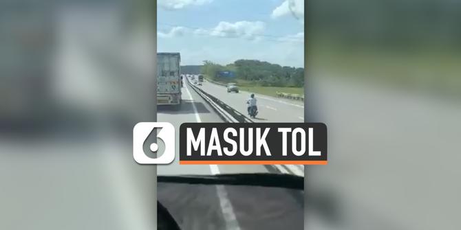 VIDEO: Nekat, Pengendara Motor Lawan Arah Masuk Jalan Tol