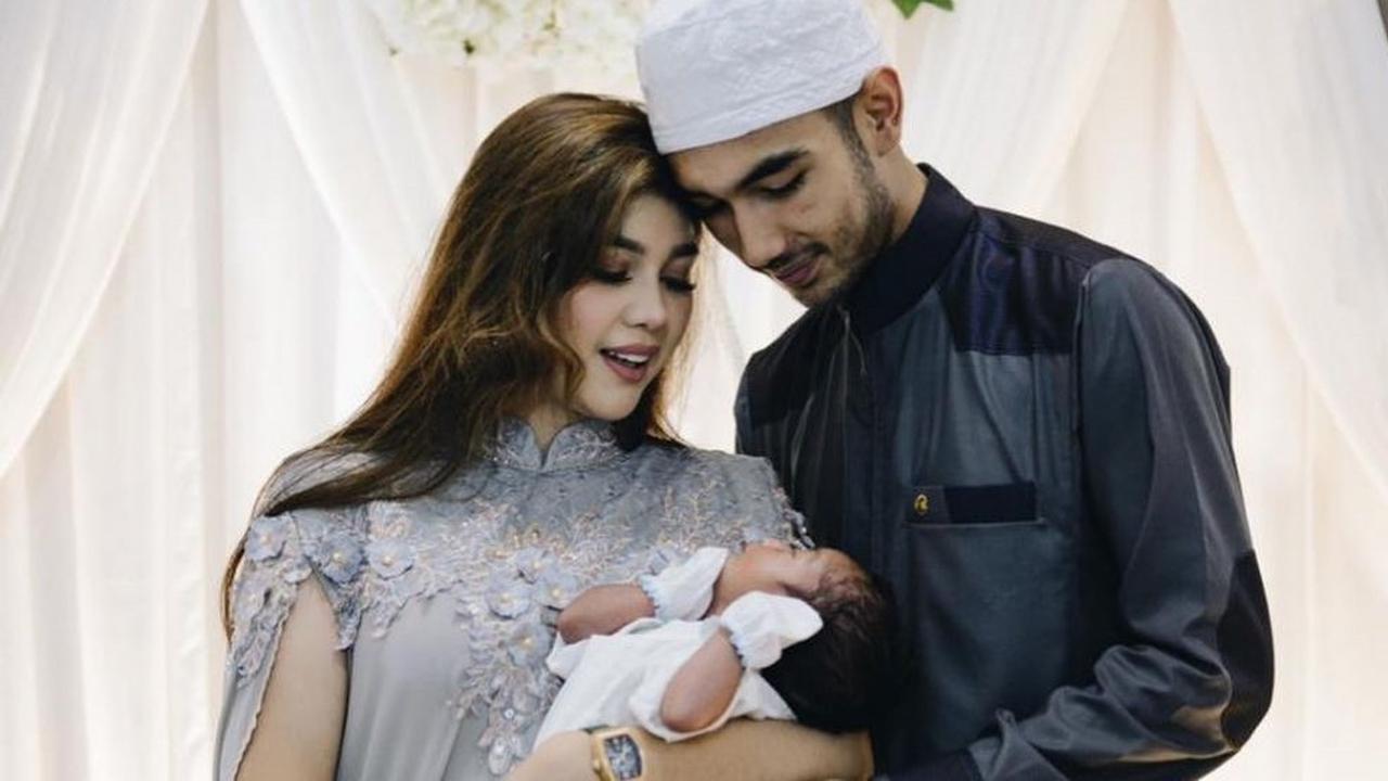 7 Potret Kebersamaan Raya Kitty dan Anak, Kompak Banget