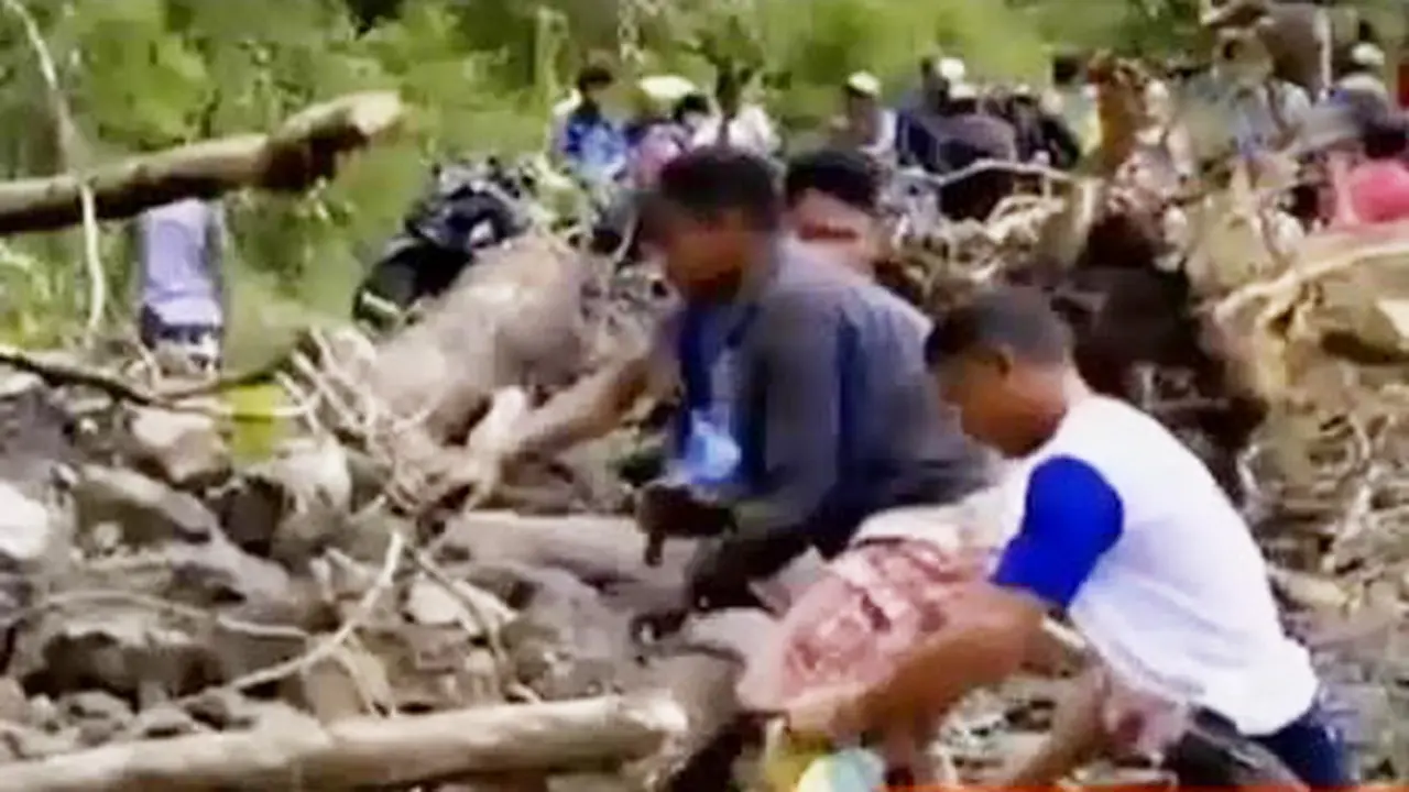 VIDEO: Jalur Utama Satgas Tinombala Terputus Akibat Longsor