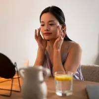 Setiap musim memiliki kebutuhan yang berbeda, begitu juga dengan kandungan skincare yang digunakan. Saat cuaca panas, bahan seperti niacinamide membantu mengontrol minyak, sementara hyaluronic acid menjaga hidrasi. (foto/dok: freepik)