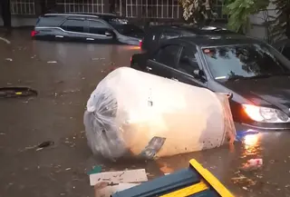 Sejumlah kendaraan terendam banjir yang melanda wilayah Depok. (Istimewa)