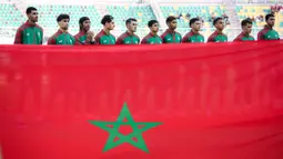 Para pemain starting XI Timnas Maroko U-17 berbaris menyanyikan lagu kebangsaan Maroko sebelum dimulainya laga kedua Grup A Piala Dunia U-17 2023 menghadapi Timnas Ekuador U-17 di Stadion Gelora Bung Tomo (GBT), Surabaya, Senin (13/11/2023). (Bola.com/Bagaskara Lazuardi)