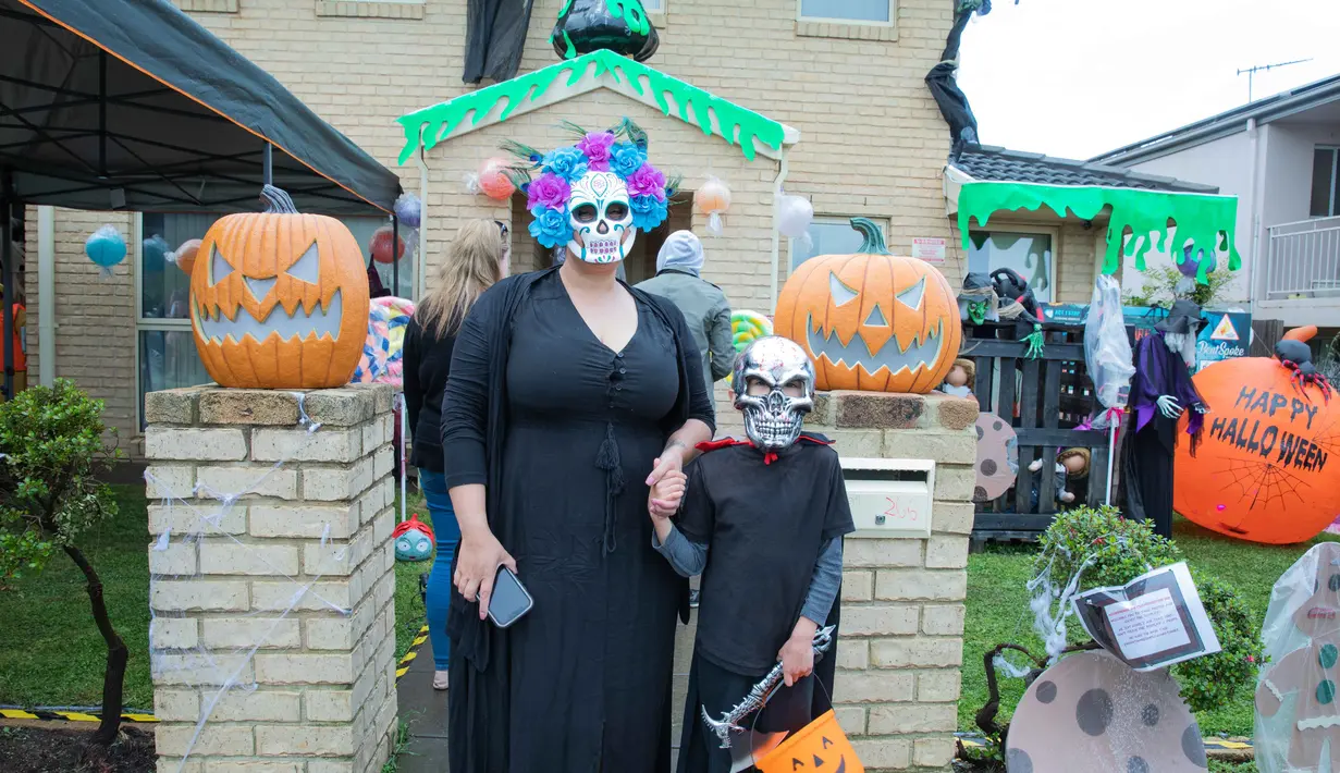 Orang-orang yang memakai kostum merayakan Halloween di Canberra, Australia (31/10/2020). (Xinhua/Chu Chen)