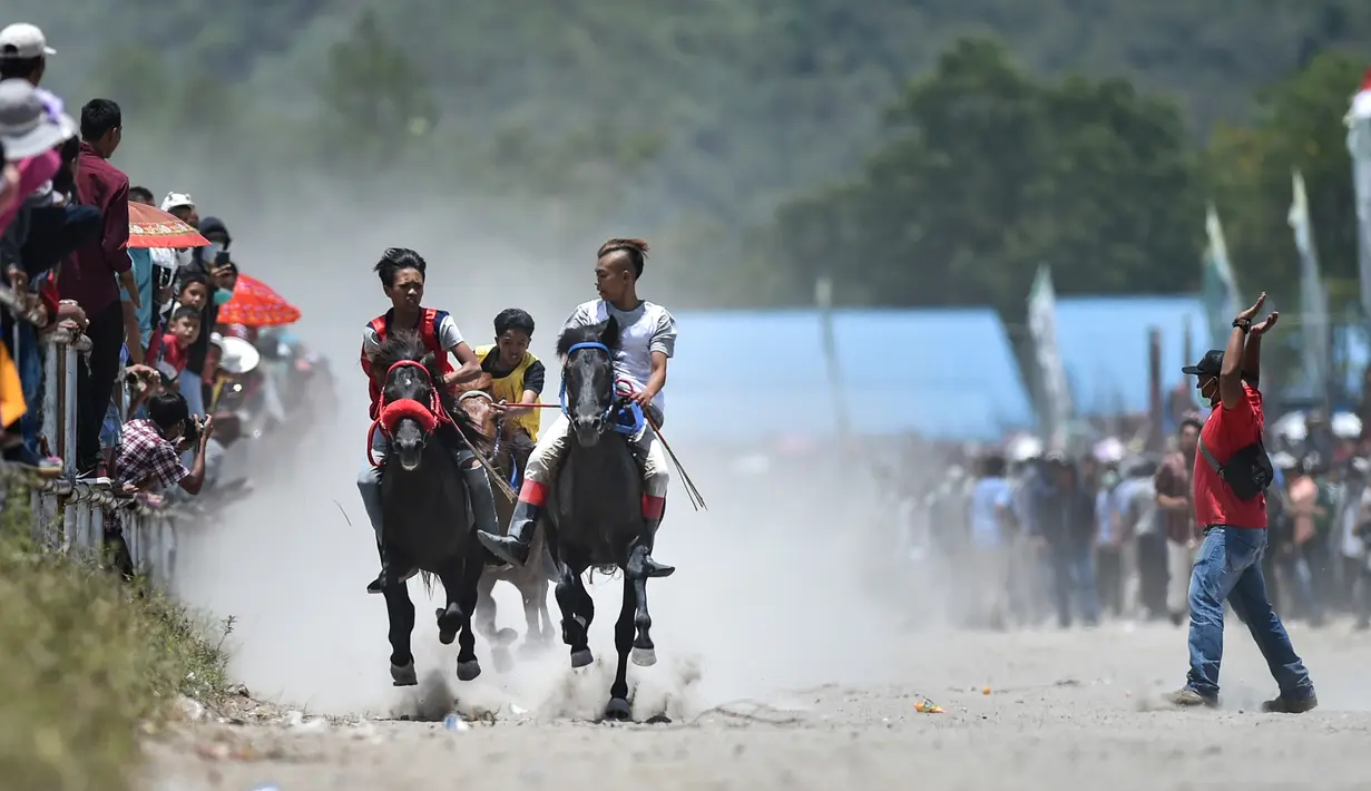 Sejumlah joki muda bersaing pada tradisi lomba pacuan kuda tradisional Gayo di Takengon, provinsi Aceh tengah, Sabtu (31/8/2019). Pacuan Kuda tradisional yang merupakan tradisi masyarakat Tanah Gayo tersebut diselenggarakan dua kali dalam setahun. (CHAIDEER MAHYUDDIN/AFP)