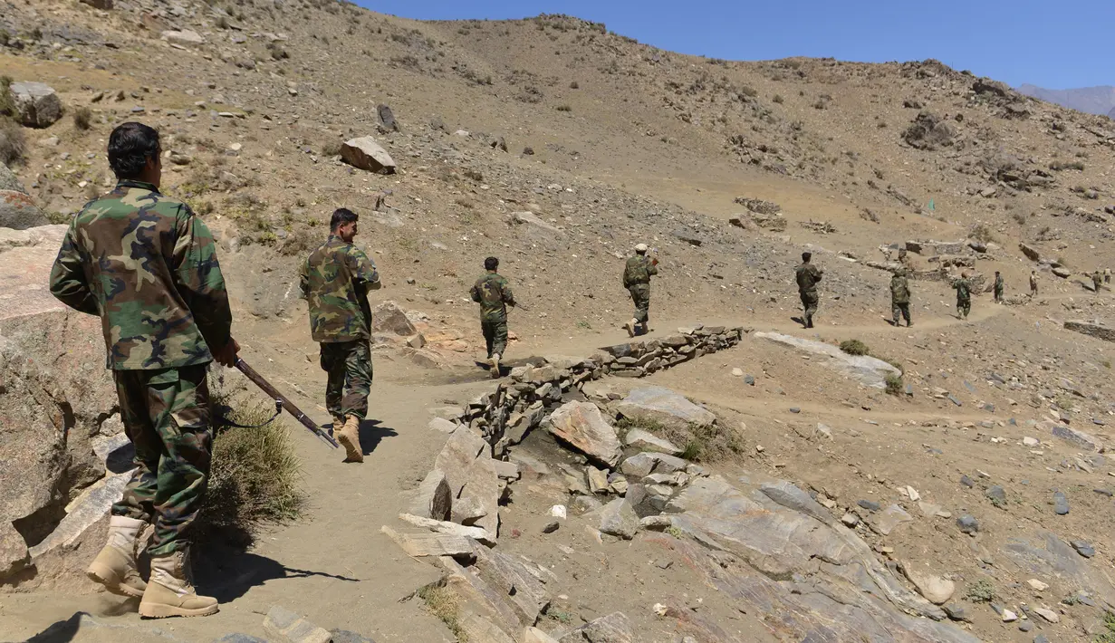 Gerakan perlawanan Afghanistan dan pasukan pemberontakan anti-Taliban mengambil bagian dalam pelatihan militer di daerah Abdullah Khil, Distrik Dara, Provinsi Panjshir, Afghanistan, 24 Agustus 2021. Panjshir jadi satu-satunya wilayah Afghanistan yang belum dikuasai Taliban. (Ahmad SAHEL ARMAN/AFP)