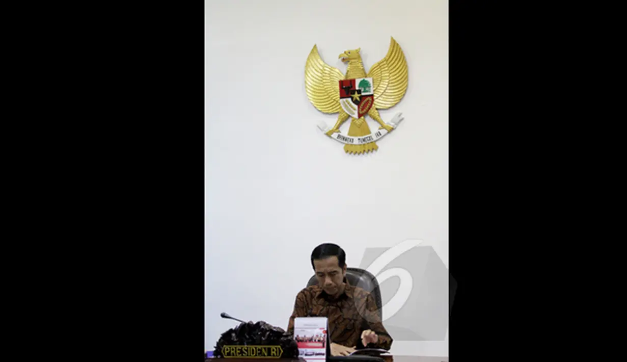 Presiden Joko Widodo saat memimpin rapat terbatas bersama dengan sejumlah menteri dan direktur utama BPJS di Komplek Istana Kepresidenan, Jakarta,(27/2/2015). Rapat membahas tentang keluhan masyarakat mengenai biaya BPJS.  (Liputan6.com/Faizal Fanani)