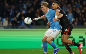 Rasmus Hojlund melindungi bola dari Jacobo Ramon dalam laga perempat final Coppa Italia antara Napoli vs Como di Naples, 11 Februari 2026. (Alessandro Garofalo/LaPresse via AP)