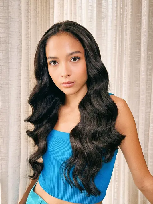 Artis kelahiran Bali tanggal 4 Agustus 1993 itu tampil menawan dengan rambut sepinggang yang bergelombang. Rambut panjangnya itu ditata oleh hair stylist Rangga Yusuf, yang makin disempurnakan dengan riasan flawless karya Makeup Artist Aditya @vagueskin. (Liputan6.com/IG/@putrimarino)