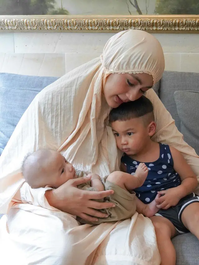 Paula Verhoeven dan kedua anaknya. (Foto: Instagram @baimwong)