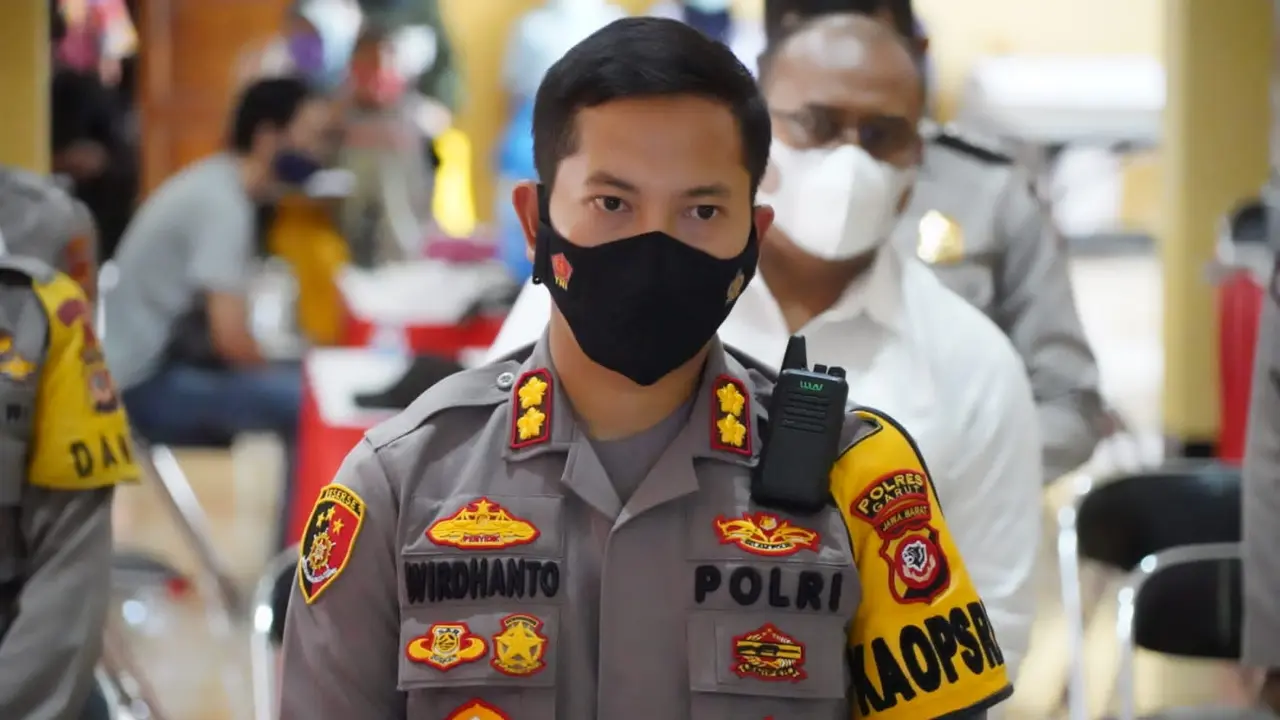 AKBP Wirdhanto Hadicaksono, Mantan Kapolres Garut, mendapat promosi menjadi Kapolres Karawang menggantikan posisi AKBP Aldi Subartono yang akan menjadi Kapolres Cimahi. (Liputan6.com/Jayadi Supriadin)