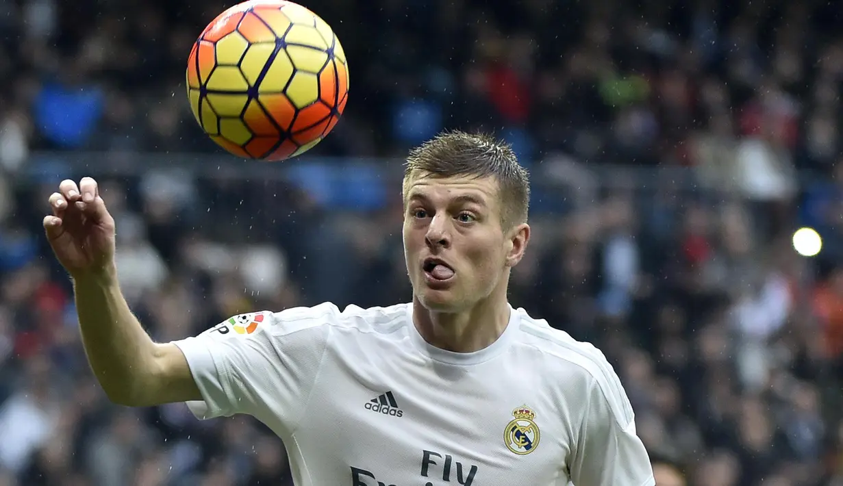 Pemain Real Madrid, Toni Kroos mencetak satu gol saat Real Madrid menang atas Athletic Club Bilbao pada Laga Lanjutan pekan ke-24 La Liga Spanyol di Stadion Santiago Bernabeu,  Madrid. (AFP / Gerard Julien)