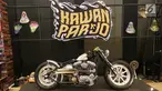 Motor modifikasi bermesin Kawazaki W175 dipajang dalam pameran GAIKINDO Indonesia International Auto Show (GIIAS) 2019 di ICE BSD, Tangerang, Jumat (19/7/2019). Motor Kawazaki dengan model retro tersebut mengundang banyak perhatian para penikmat motor custom. (Liputan6.com/Fery Pradolo)