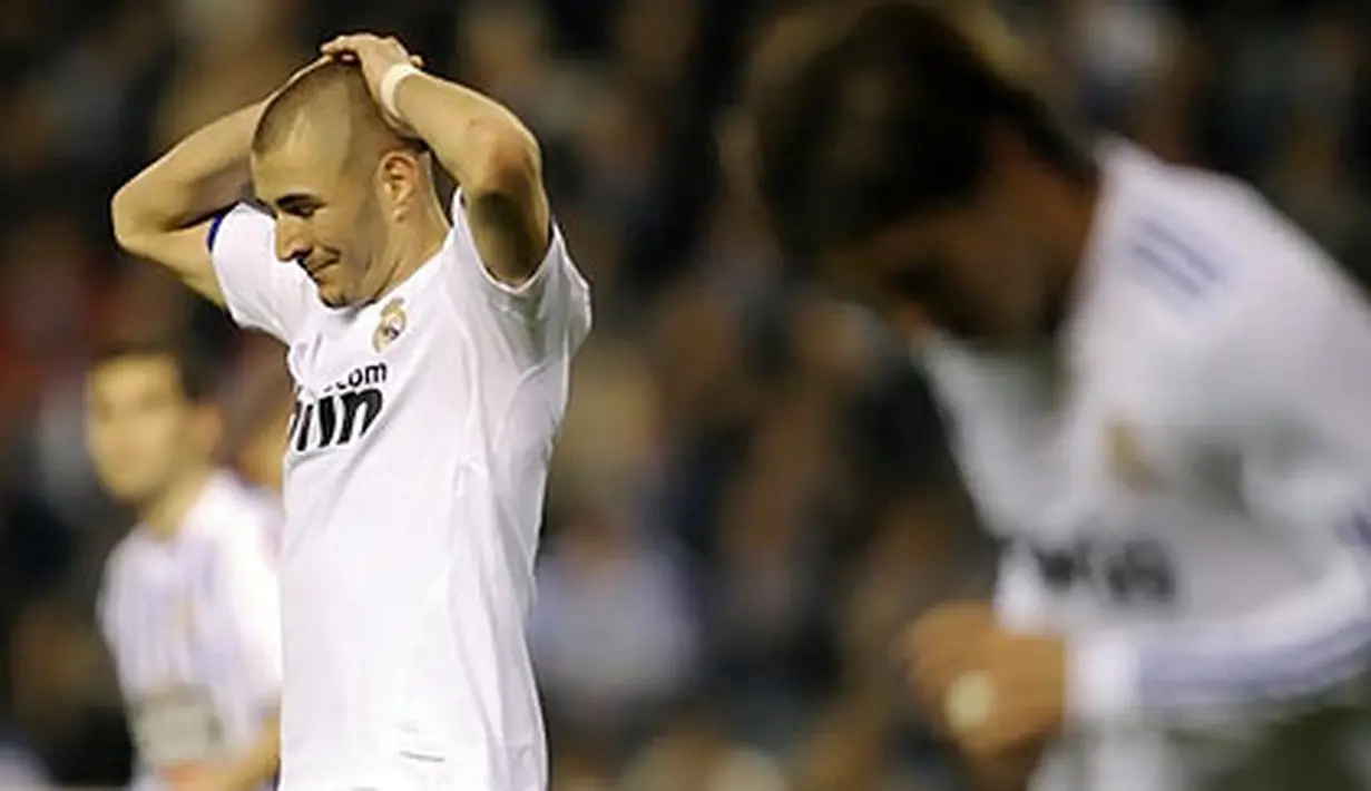 Raut penyesalan dari striker Real Madrid Karim Benzema seusai ditahan imbang 0-0 Deportivo La Coruna dalam laga lanjutan La Liga di Estadio Riazor pada 26 Februari 2011. AFP PHOTO/MIGUEL RIOPA