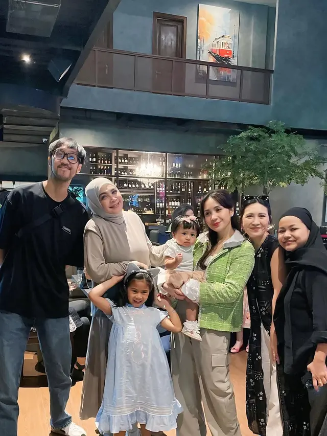 6 Potret Pemain 'Di Sini Ada Setan' di Ultah Rieta Amilia, Kompak dengan Nagita