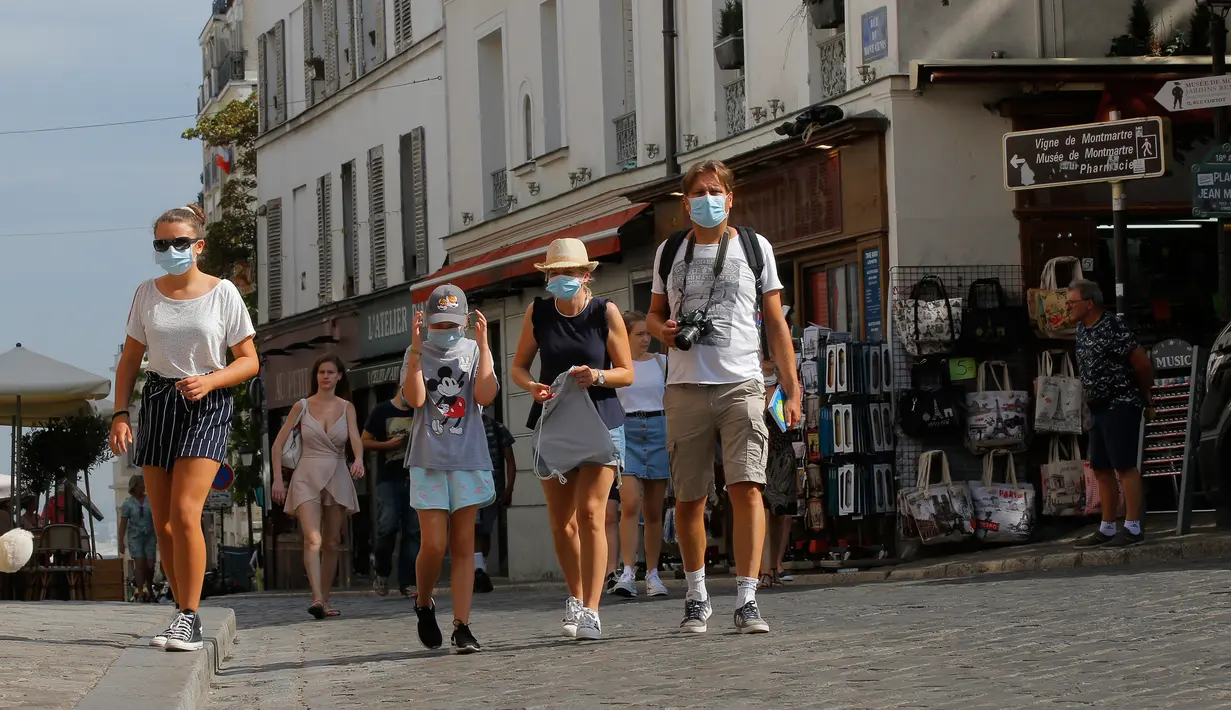 Turis mengunjungi distrik Montmartre di Paris pada Senin (10/8/2020). Pemerintah Kota Paris mengumumkan masker wajib dipakai di area luar ruangan yang ramai di ibu kota Prancis itu mulai Senin (10/8) untuk mengendalikan peningkatan tingkat infeksi virus corona. (AP Photo/Michel Euler)