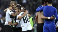 (L-R) Parma's Fabiano Santacroce, Abdelkader Ghezzal and Cristobal Jorquera celebrate their win against Juventus at the end of their Italian Serie A soccer match at Tardini Stadium in Parma April 11, 2015. REUTERS/Giorgio Perottino