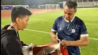 Pelatih Timnas Pakistan, Nolberto Solano membubuhkan tanda tangan pada jersey Timnas Peru di Stadion Madya GBK, Jakarta, Rabu (30/9/2026) malam. (Bola.com/Hery Kurniawan)