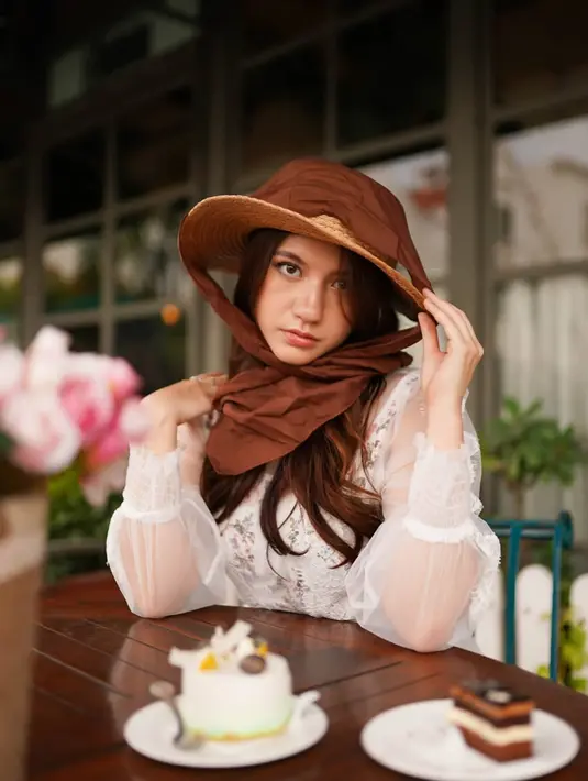 Menambahkan aksesoris topi dan scraf yang dipadukan dress berwarna putih membuat bintang sinetron Anak Langit ini nampak menguatkan penampilan vintagenya. Ia pun menuai banyak pujian dalam penampilannya ini. (Liputan6.com/IG/cassandraslee)