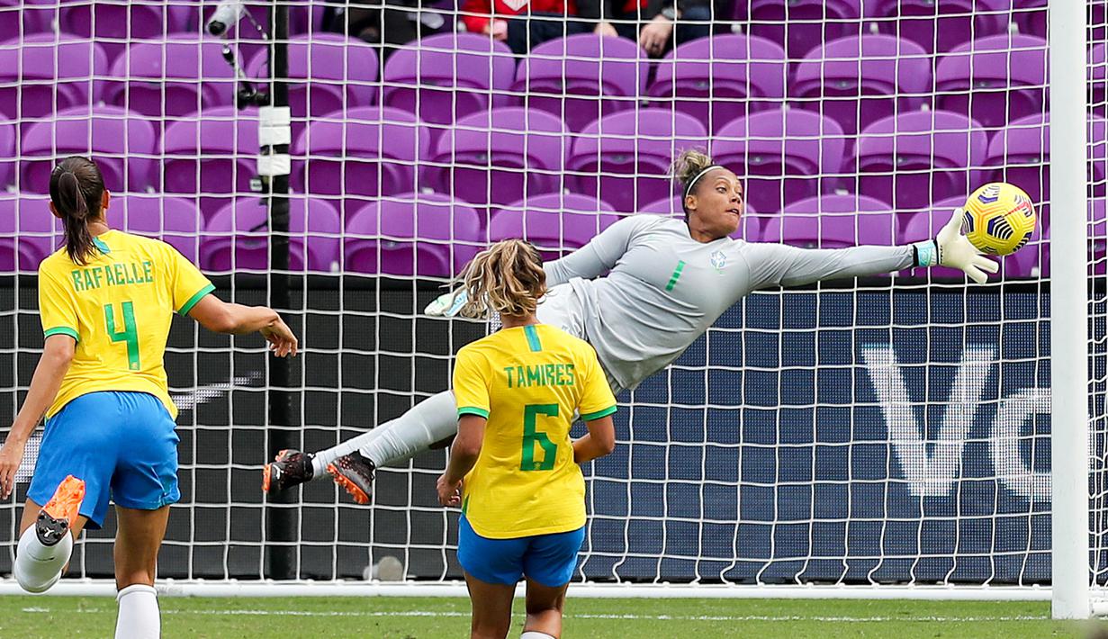 Penjaga gawang wanita Brasil, Barbara melakukan penyelamatan saat melawan Amerika Serikat dalam ajang SheBelieves Cup. (Foto: AFP/Getty Images/Alex Menendez)