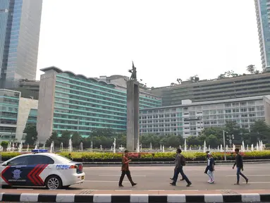 Suasana jalan lengang di kawasan bundaran HI, Jakarta, Jumat (4/11). Kawasan tersebut yang biasanya padat lalu lintas menjadi lengang akibat adanya Aksi Damai 4 November. (Liputan6.com/Angga Yuniar)