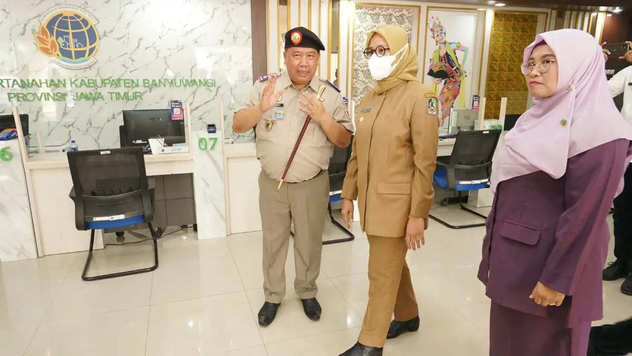 Bupati Banyuwangi Ipuk Fiestiandani (Tengah) mendengarkan arahan dari Kepa BPN Banyuwangi Budiono (Istimewa)