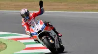 Pebalap Ducati, Andrea Dovizioso, berhasil finis terdepan pada balapan MotoGP Italia di Sirkuit Mugello, Minggu (4/6/2017). Rider asal Italia itu sukses juara seri untuk pertama kalinya pada MotoGP musim ini. (AFP/Tiziana Fabi)