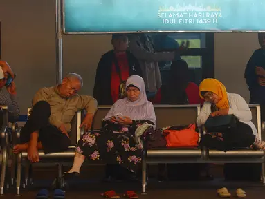 Penumpang kereta api beristirahat di stasiun Gambir, Jakarta, Selasa (5/6). Meskipun persiapan sudah 95 persen, Stasiun Gambir belum terjadi lonjakan menghadapi pemudik yang ingin merayakan hari raya lebaran di kampung halaman. (Merdeka.com/Imam Buhori)