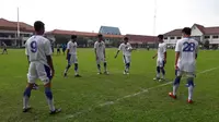 Pemain Persib junior mendapat kesempatan berlatih bersama tim senior di bawah arahan Mario Gomez. (Bola.com/Muhammad Ginanj)ar