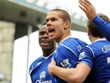 Everton's English midfielder Jack Rodwell (2nd L) celebrates with team mates after opening the scoring during the FA cup fifth round football match against Aston Villa at Goodison Park, Liverpool, on February 15, 2009. AFP PHOTO/ANDREW YATES