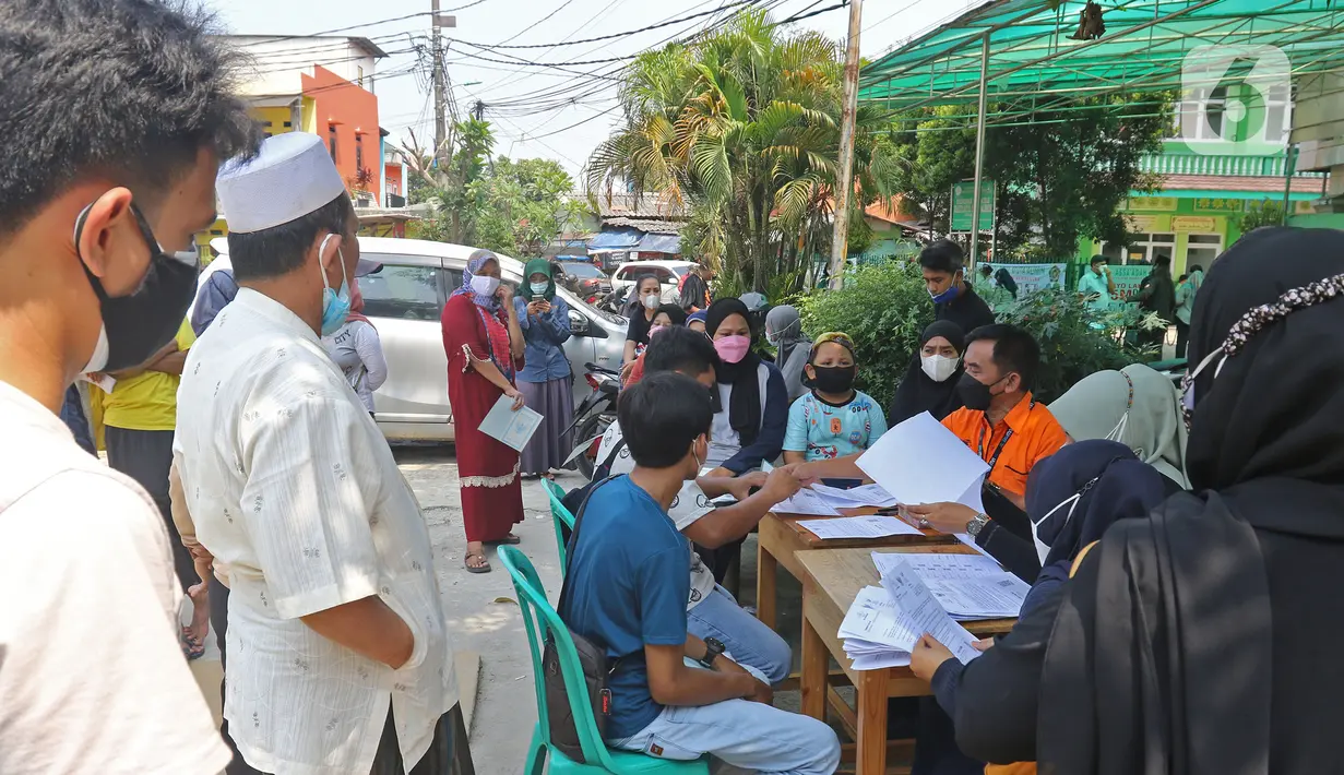 Warga mengambil uang bantuan sosial tunai (BST) dari Kemensos di kawasan Kelurahan Kembangan, Meruya, Jakarta Barat, Minggu (25/07/2021). Kementerian Sosial melalui PT Pos Indonesia mulai menyalurkan BST yang dirapel dua bulan sekaligus dengan total Rp600ribu. (Liputan6.com/Herman Zakharia)